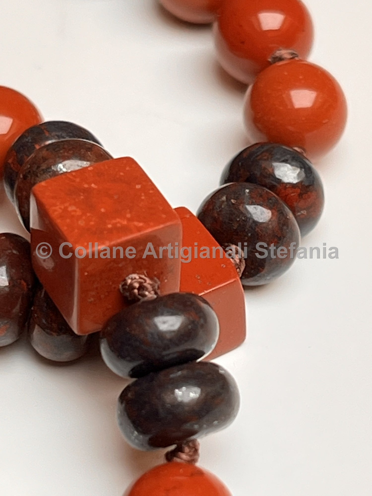 Collana con pietre dure di Diaspro rosso e brecciato di alta qualità.