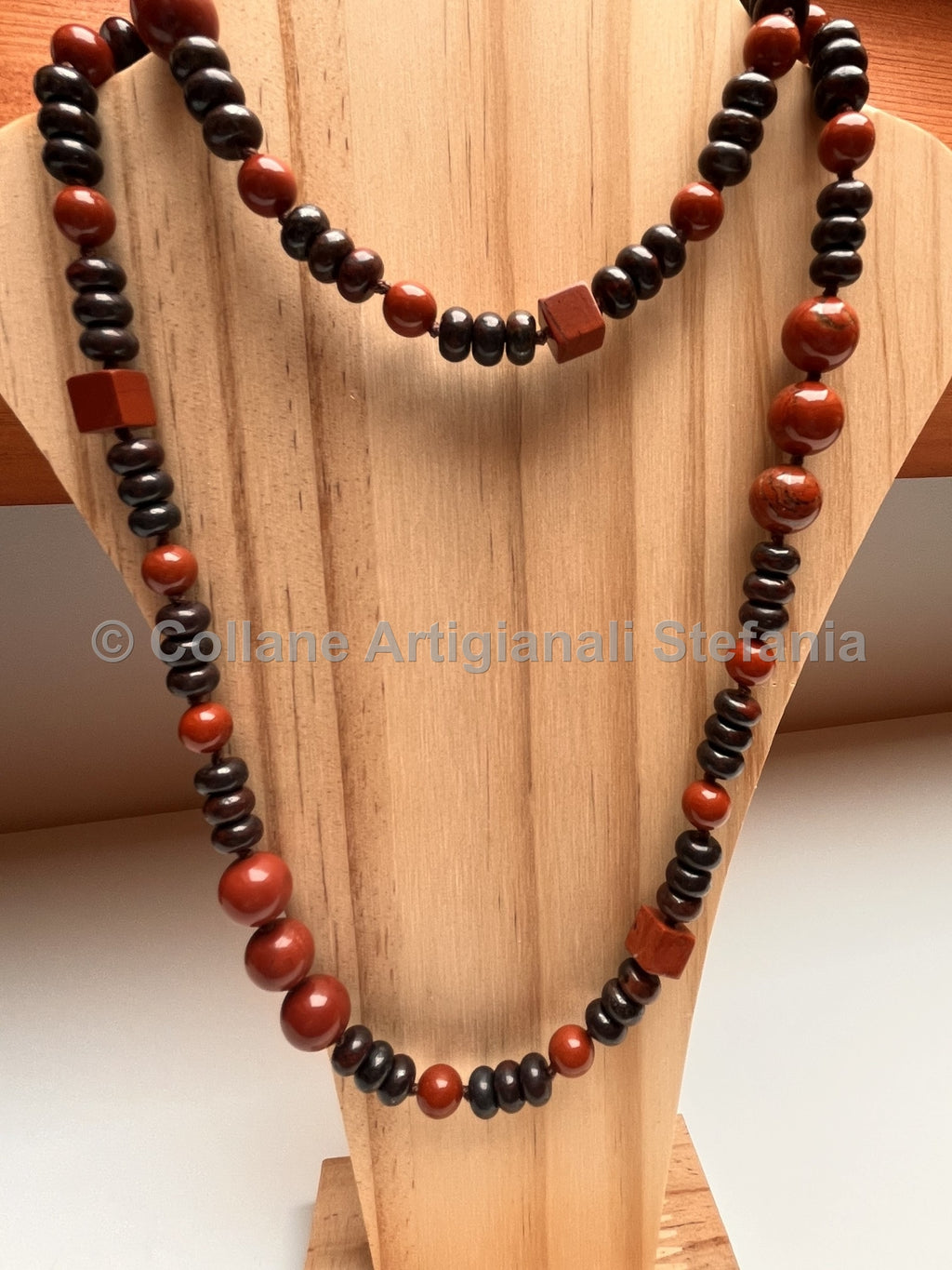 Collana con pietre dure di Diaspro rosso e brecciato di qualità.