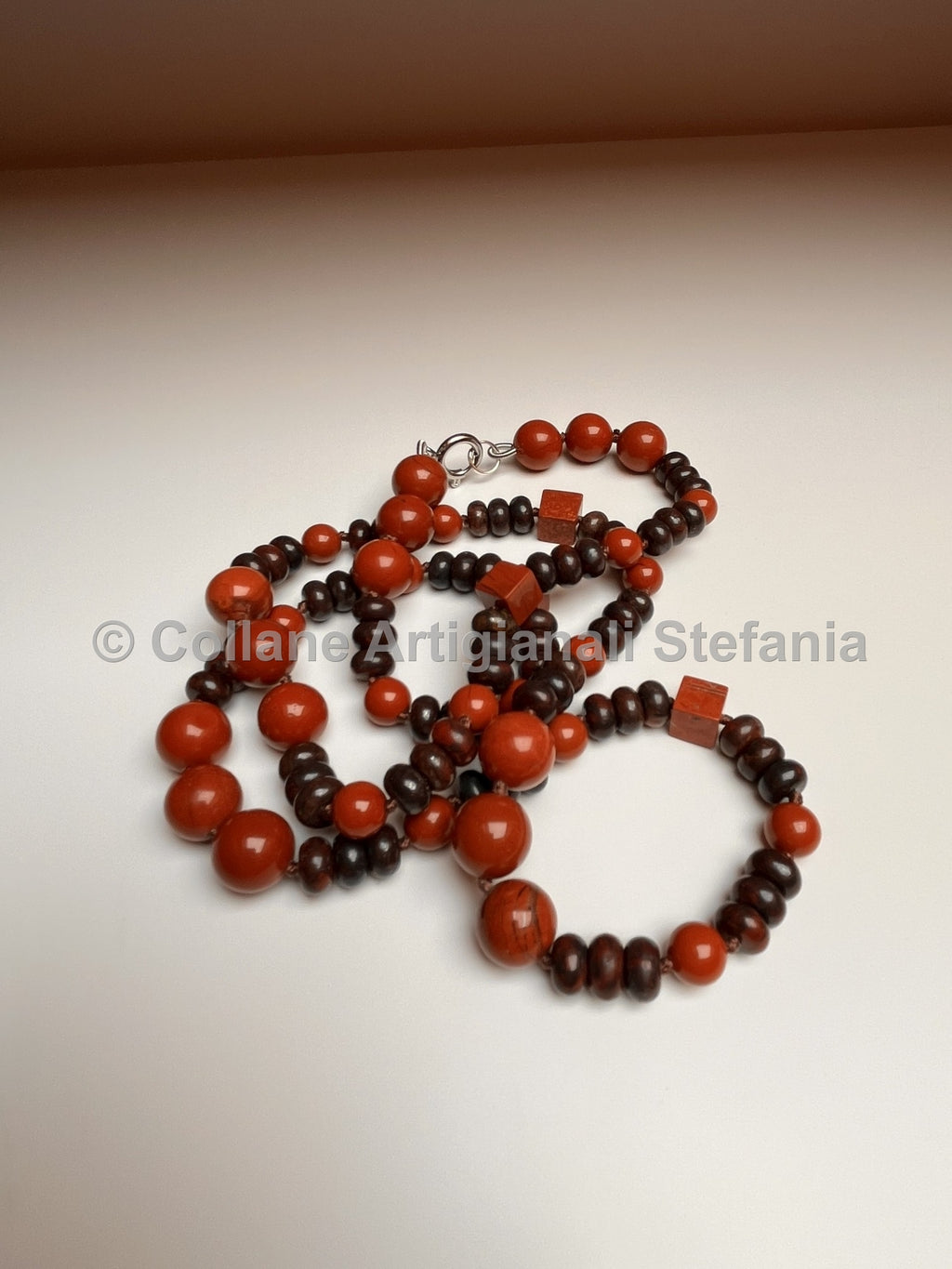 Collana con pietre dure di Diaspro rosso e brecciato di qualità.