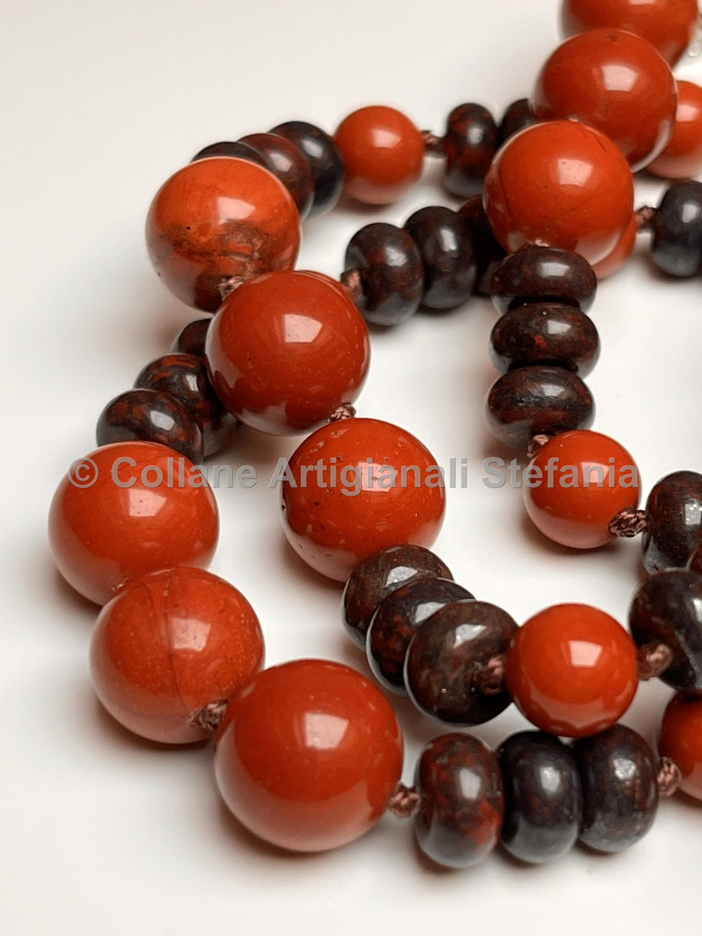 Collana con pietre dure di Diaspro rosso e brecciato di qualità.