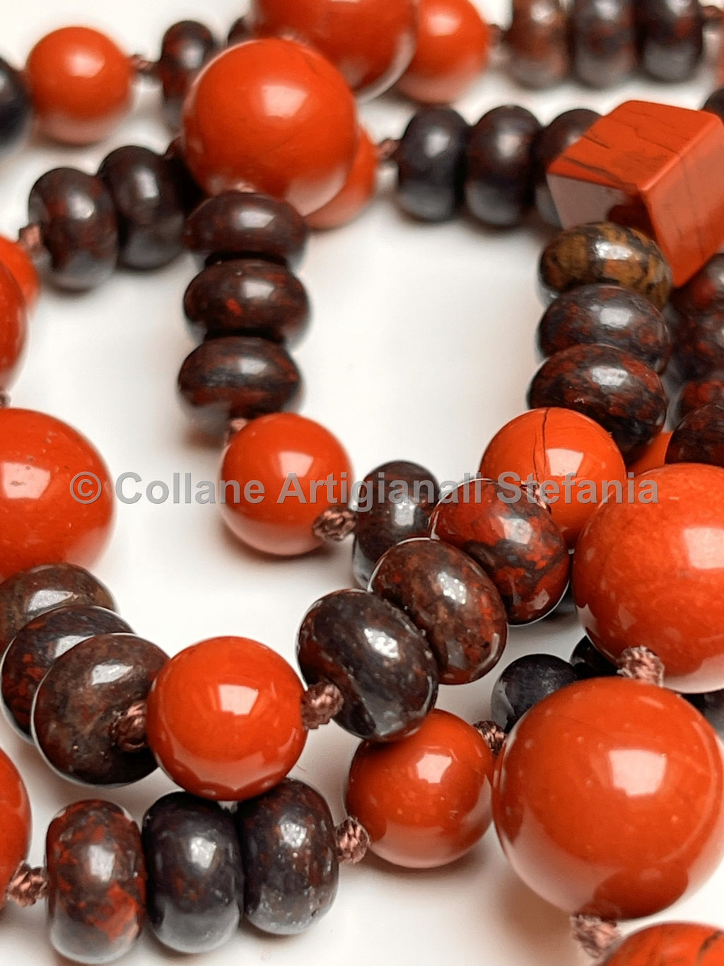 Collana con pietre dure di Diaspro rosso e brecciato di qualità.