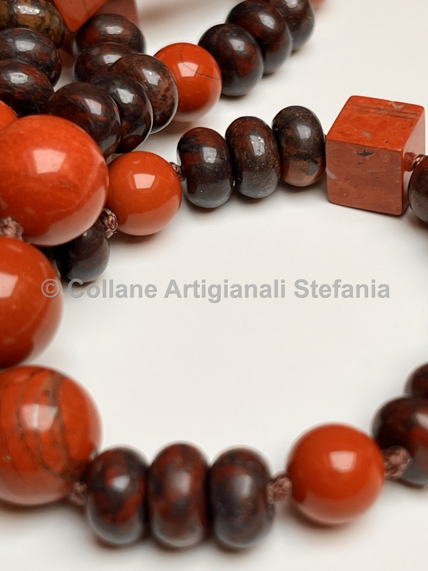 Collana con pietre dure di Diaspro rosso e brecciato di qualità.