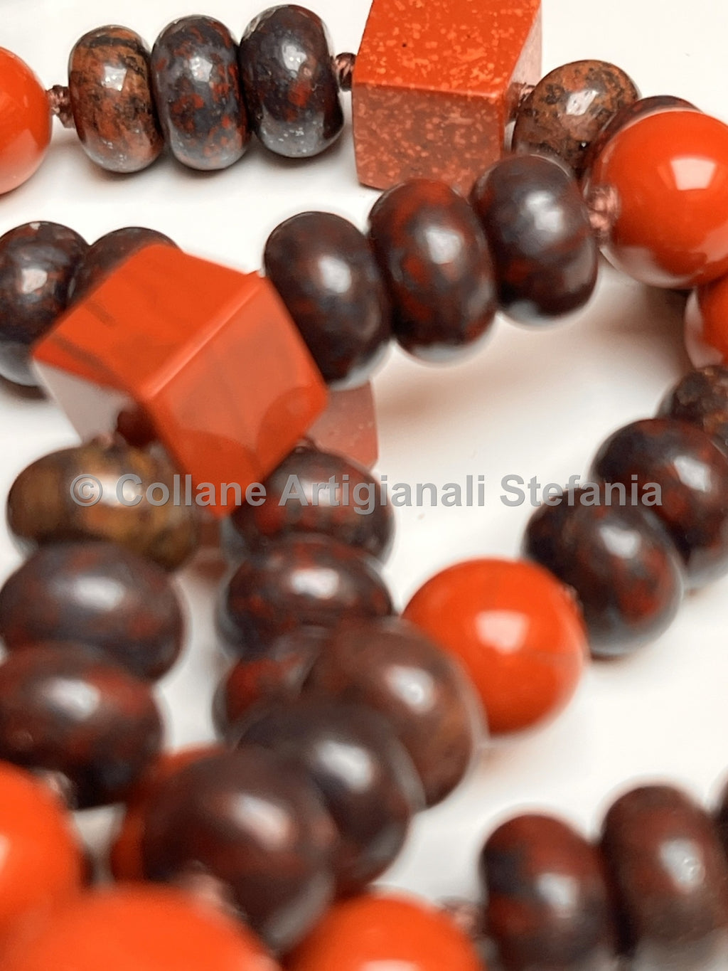 Collana con pietre dure di Diaspro rosso e brecciato di qualità.