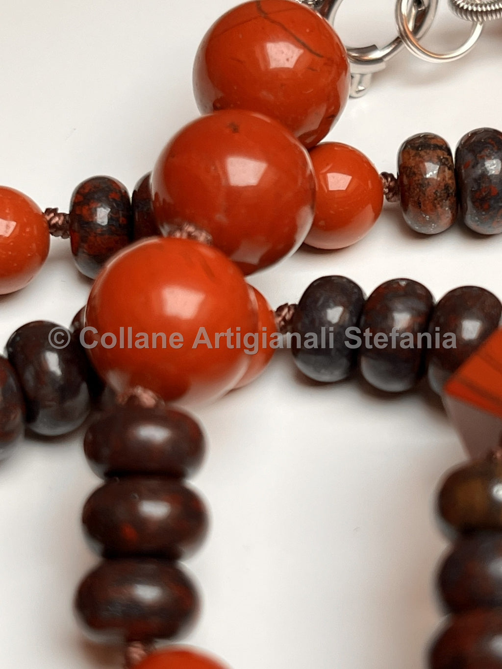 Collana con pietre dure di Diaspro rosso e brecciato di qualità.