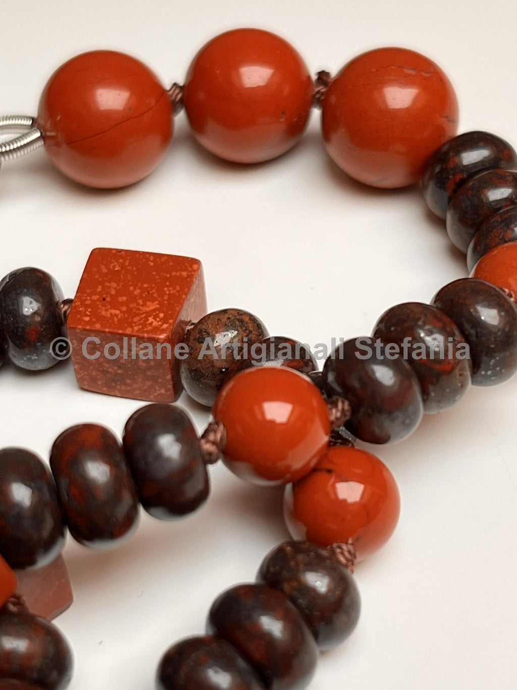 Collana con pietre dure di Diaspro rosso e brecciato di qualità.