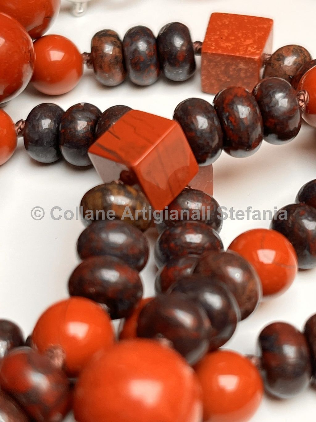 Collana con pietre dure di Diaspro rosso e brecciato di qualità.