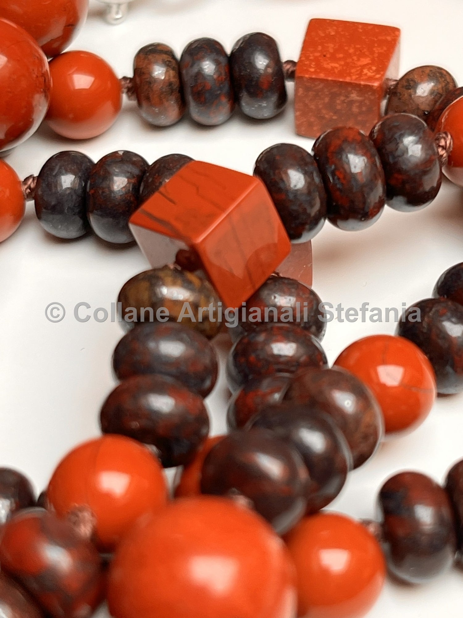 Collana con pietre dure di Diaspro rosso e brecciato di qualità.