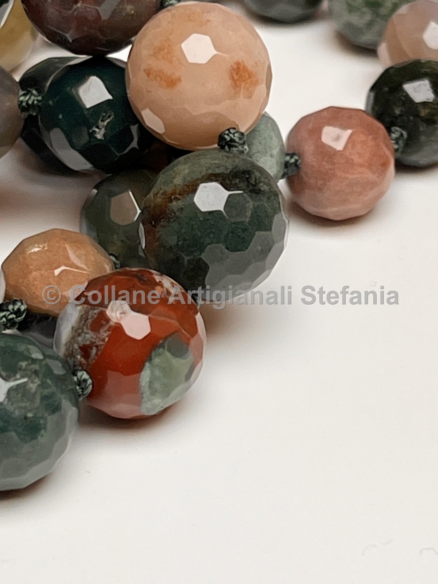 Collana con pietre dure di Agata Indiana.