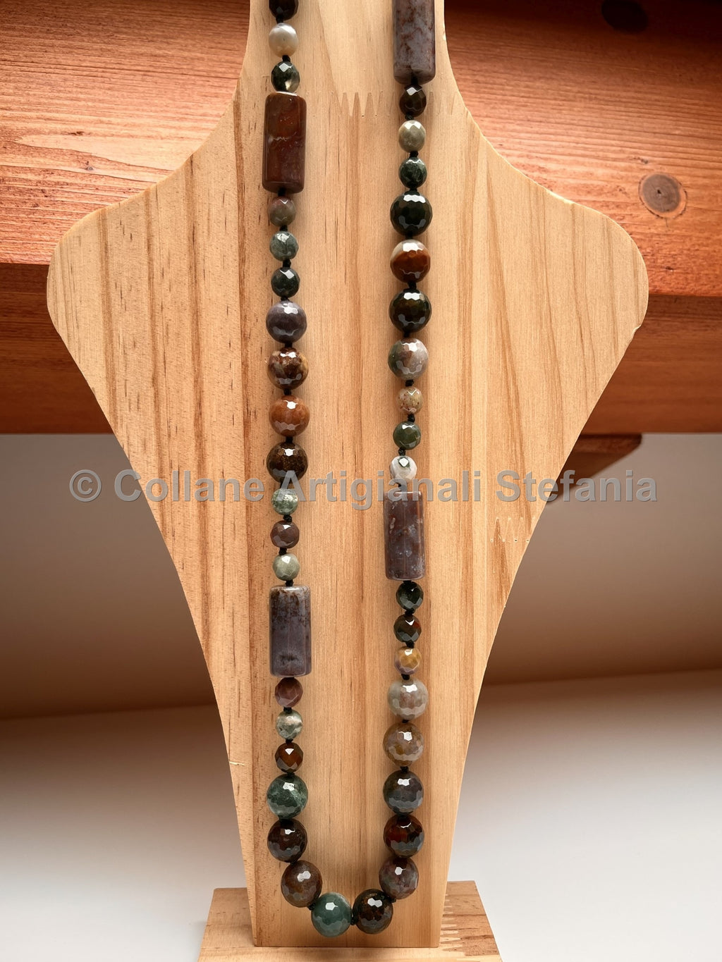 Collana con pietre dure di Agata Indiana.