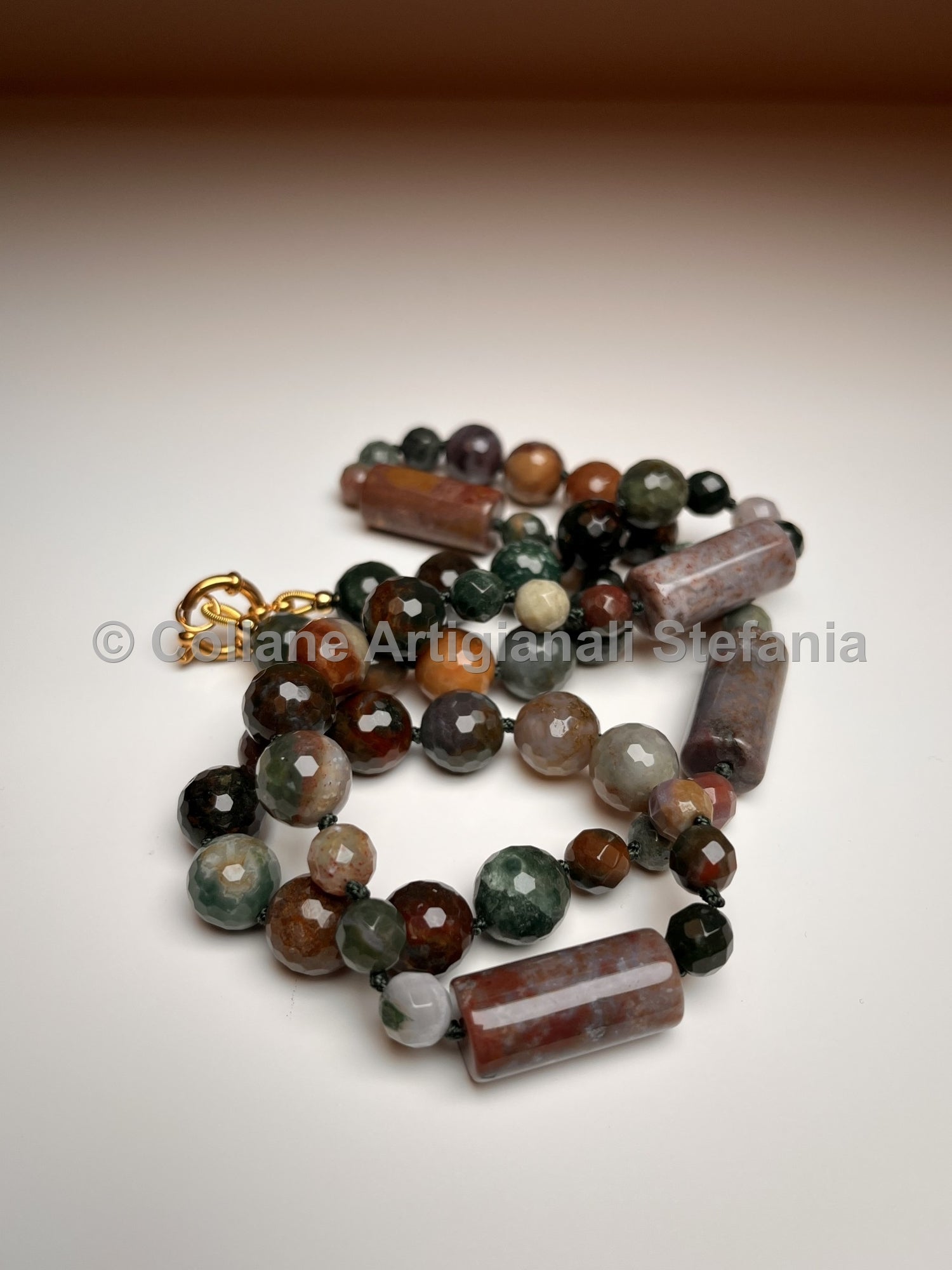 Collana con pietre dure di Agata Indiana.