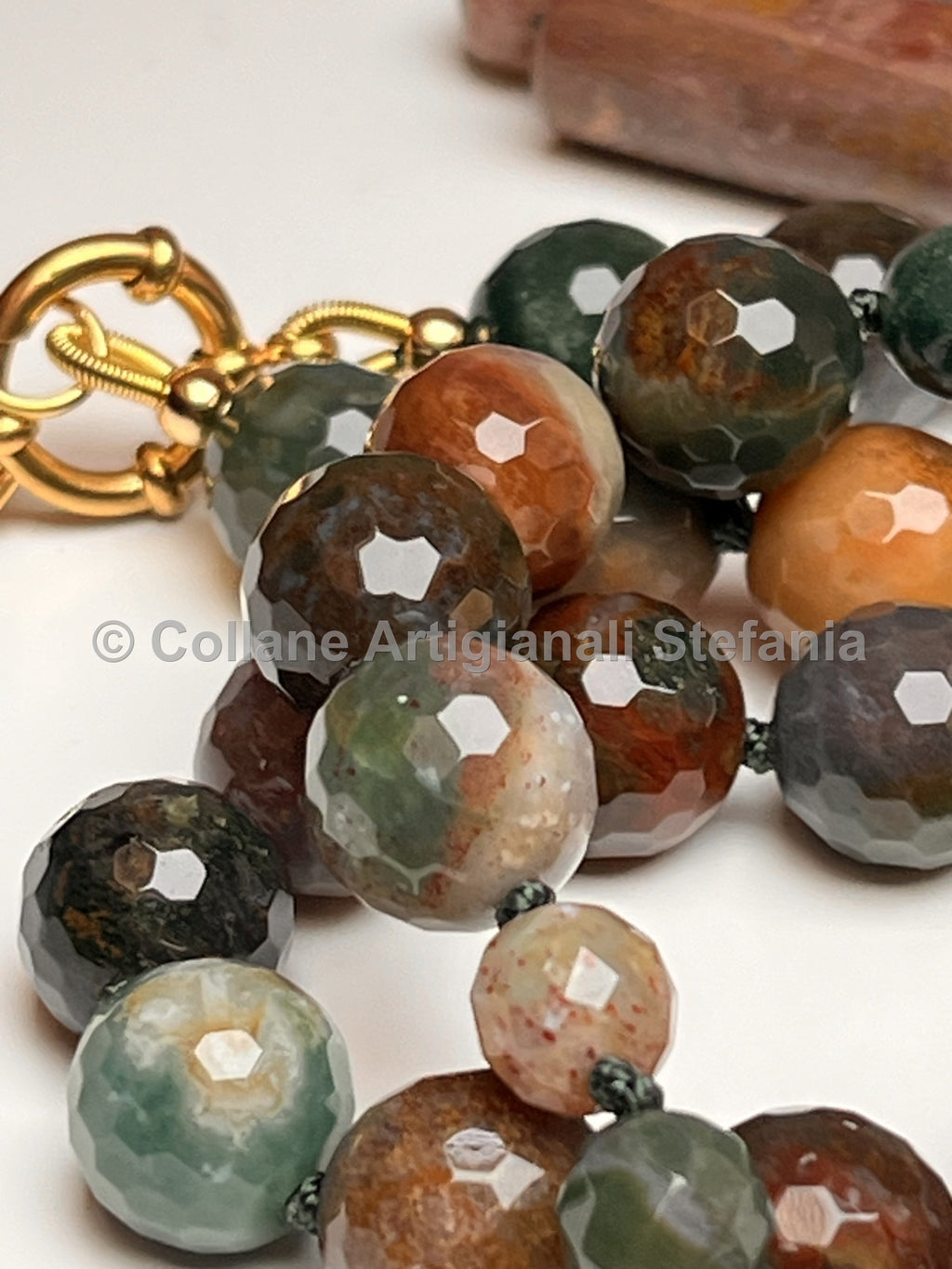 Collana con pietre dure di Agata Indiana.