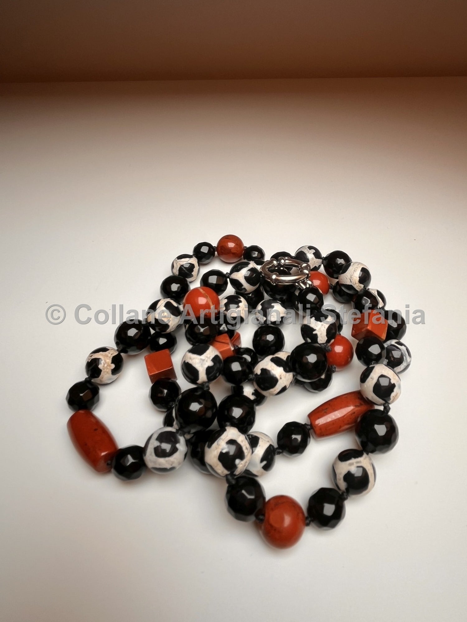 Collana con pietre dure di Onice nero, Agata Tibetana e Diaspro.