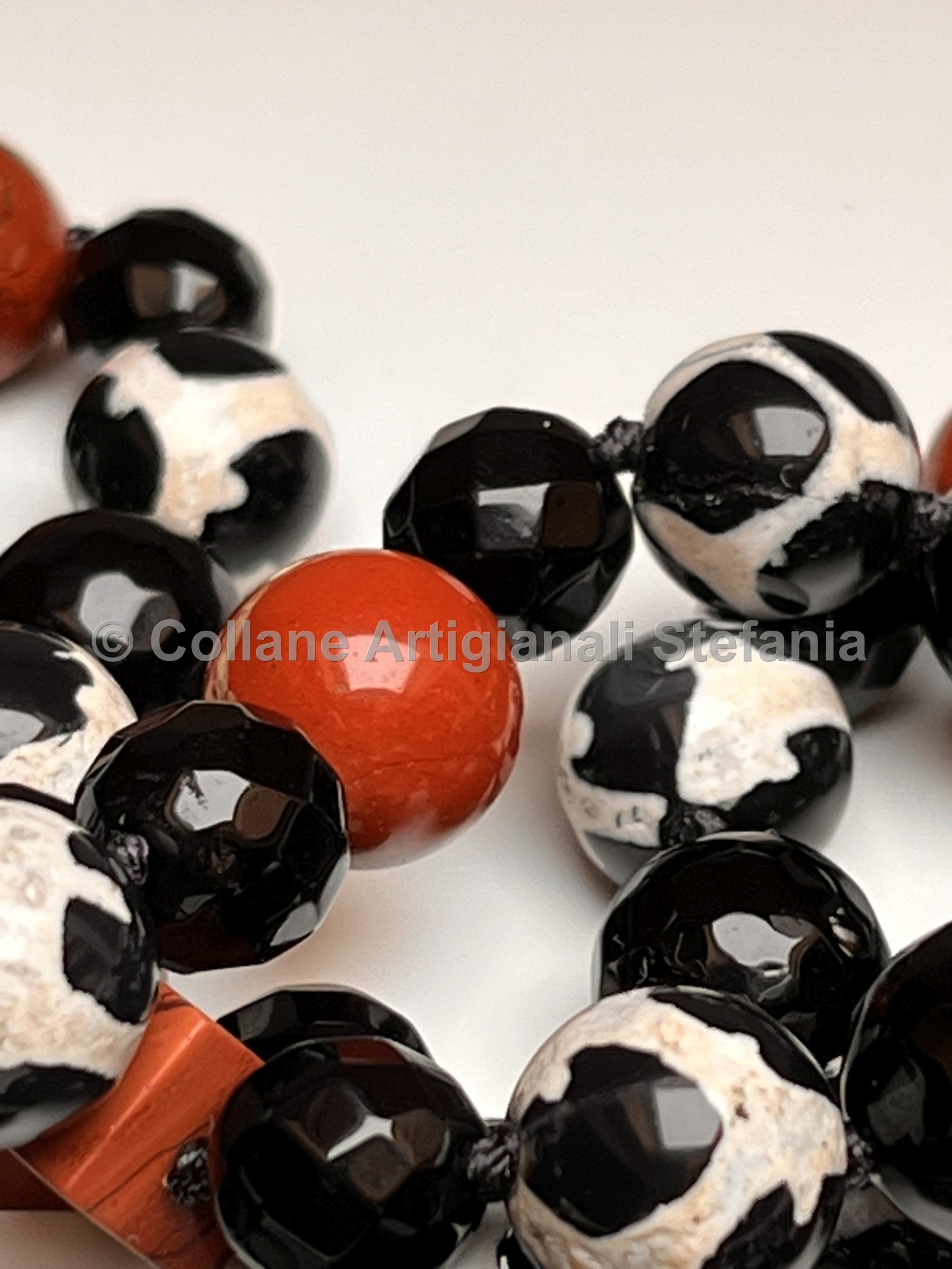 Collana con pietre dure di Onice nero, Agata Tibetana e Diaspro.
