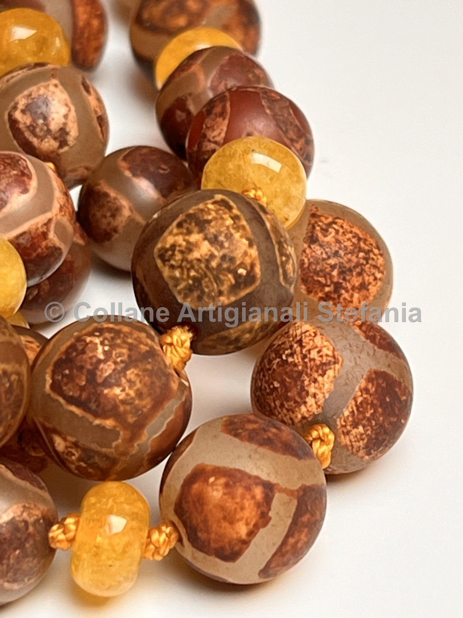 Collana con pietre dure di Agata Tibetana e Calcedonio