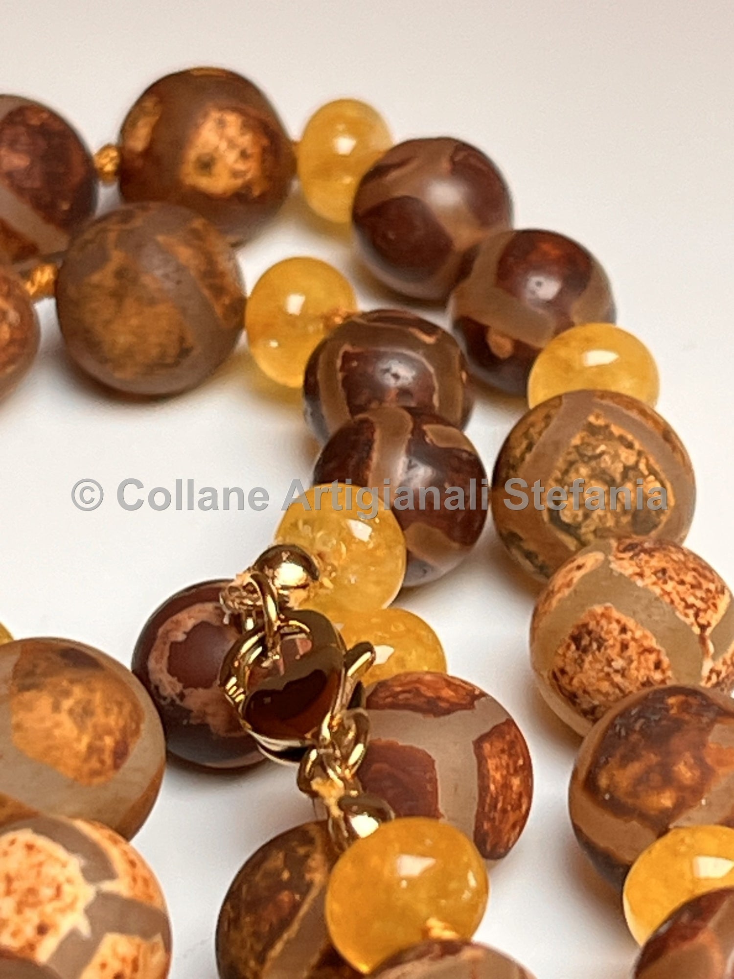 Collana con pietre dure di Agata Tibetana e Calcedonio