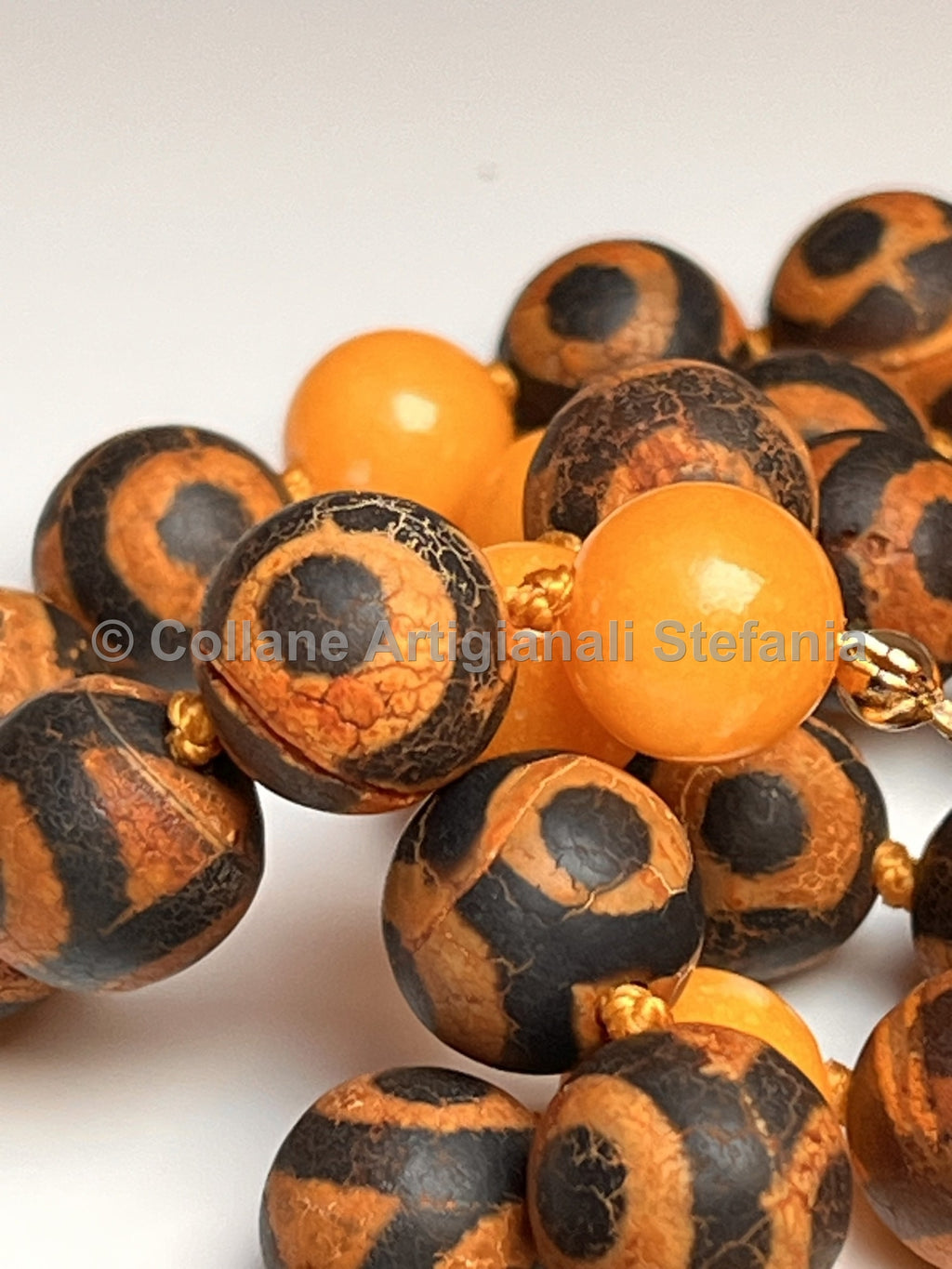 Collana con pietre dure di Agata Tibetana e Calcedonio