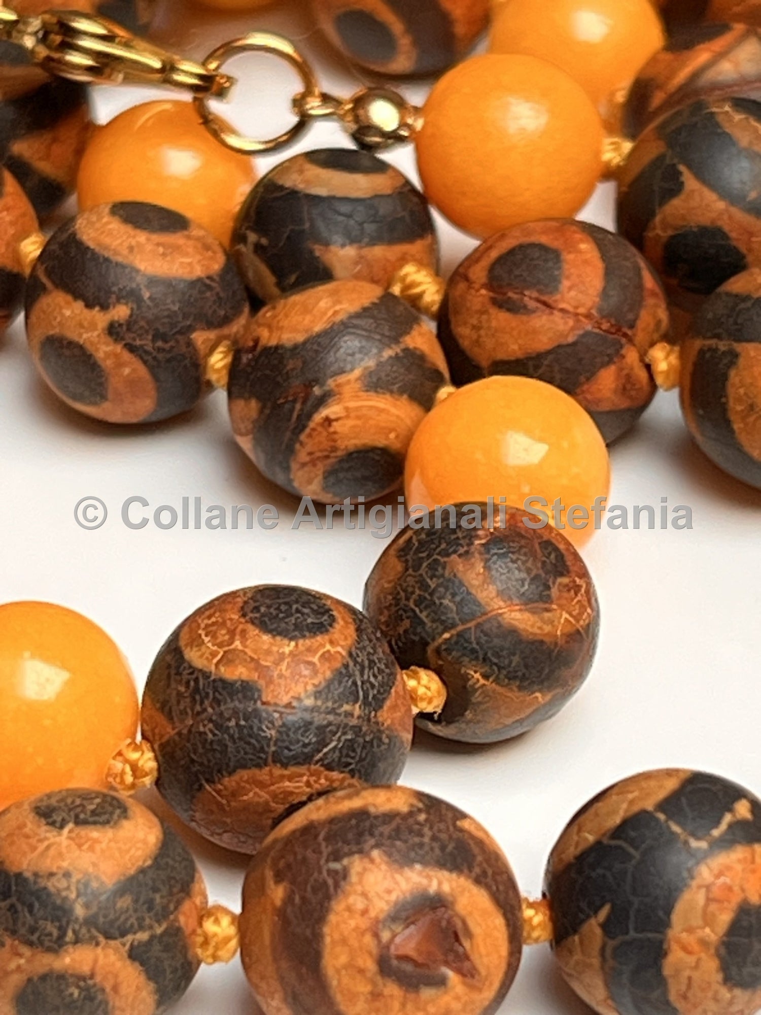 Collana con pietre dure di Agata Tibetana e Calcedonio