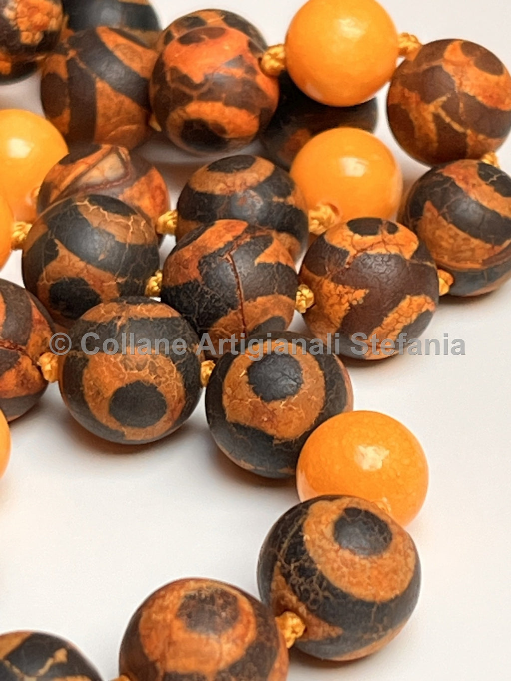 Collana con pietre dure di Agata Tibetana e Calcedonio