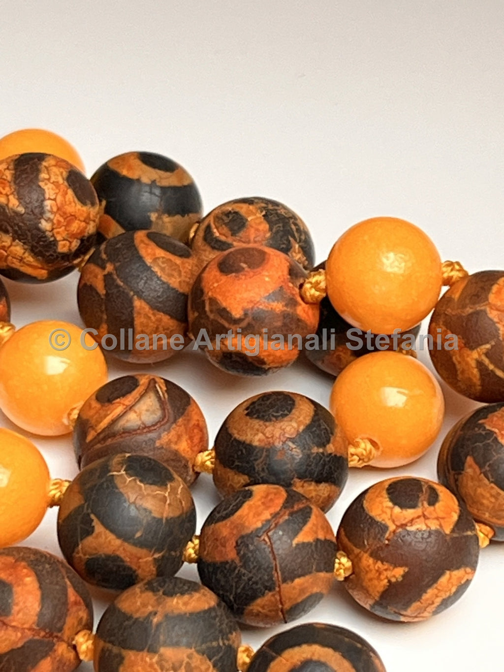 Collana con pietre dure di Agata Tibetana e Calcedonio
