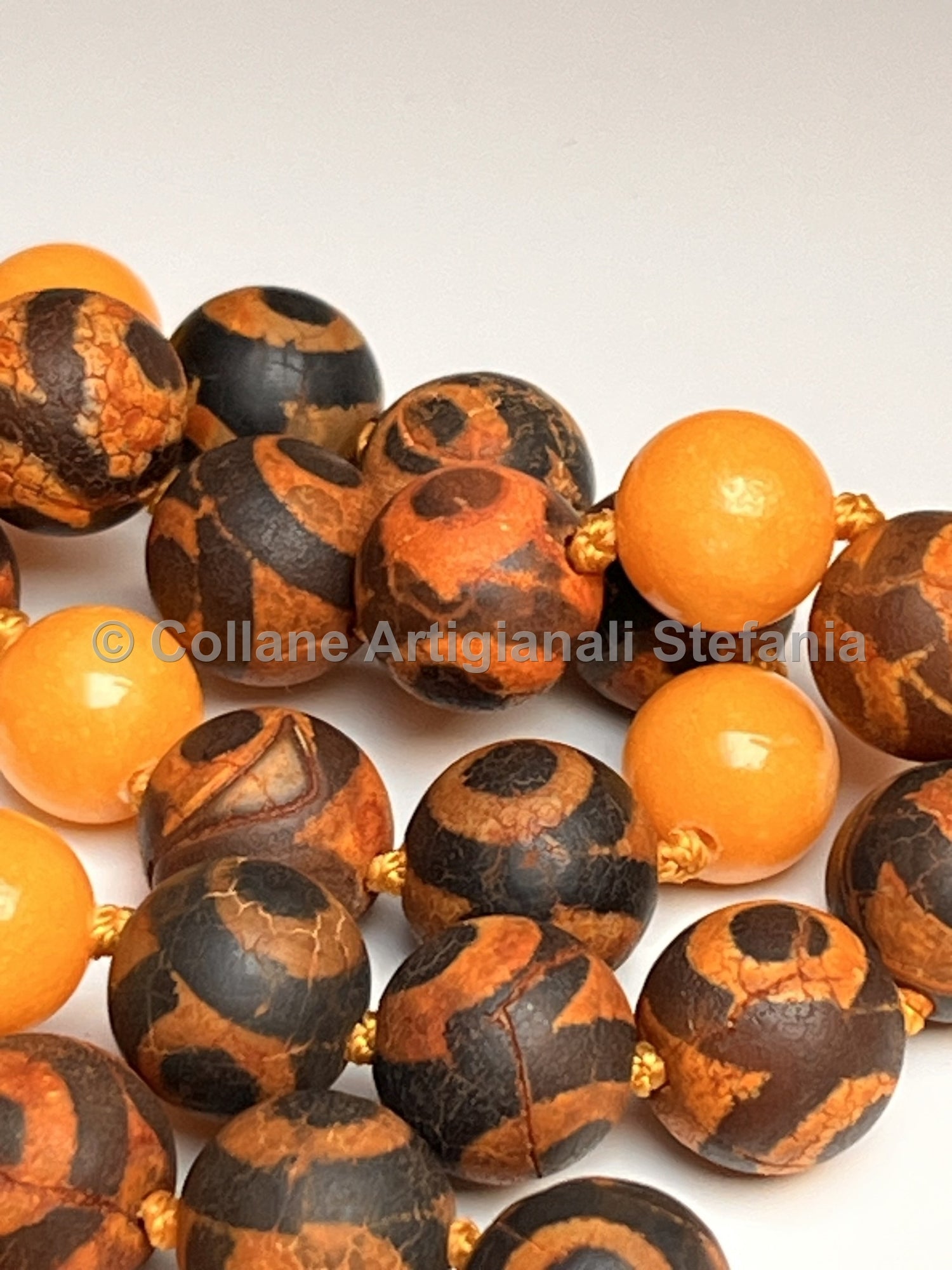 Collana con pietre dure di Agata Tibetana e Calcedonio