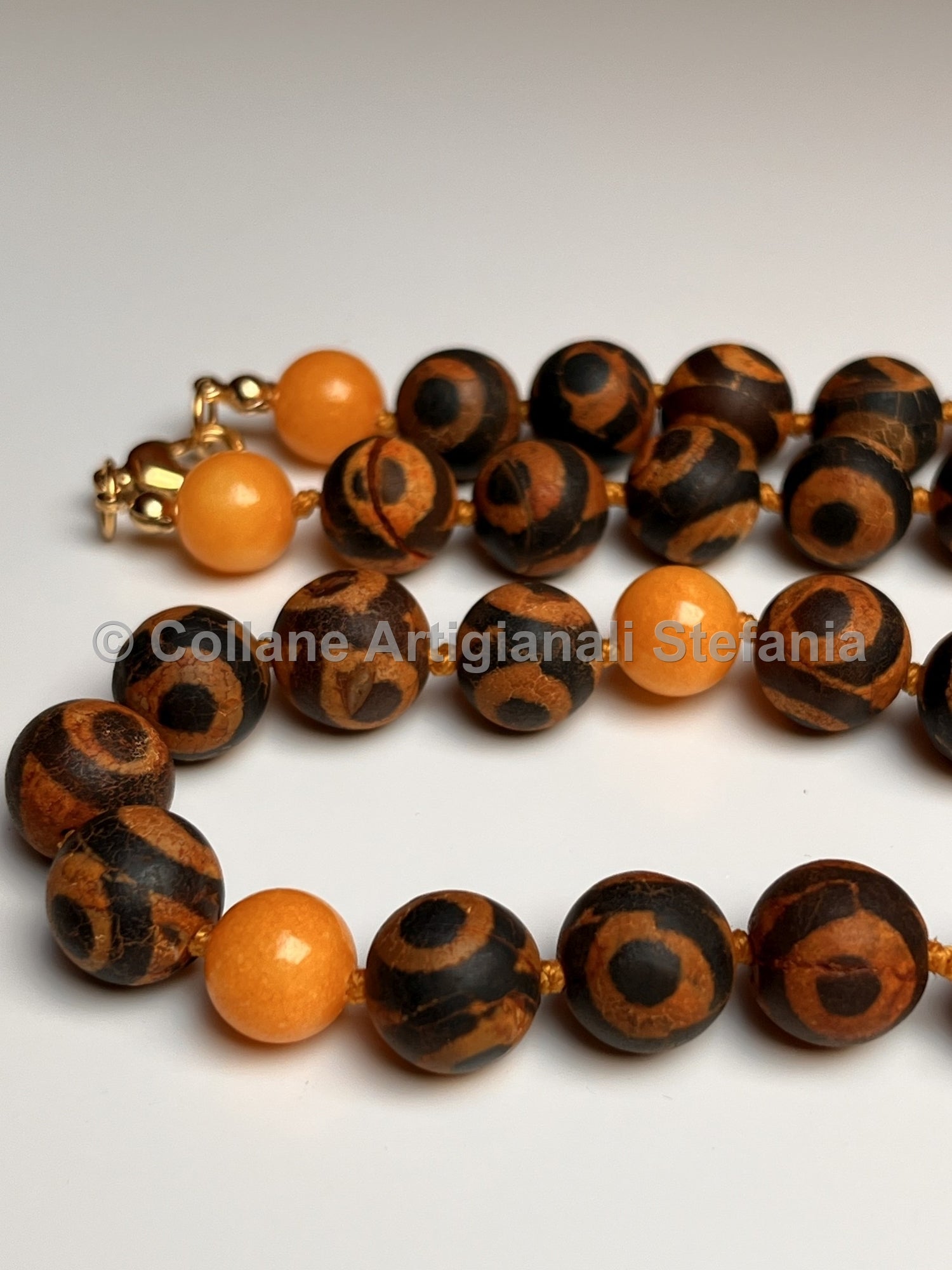 Collana con pietre dure di Agata Tibetana e Calcedonio