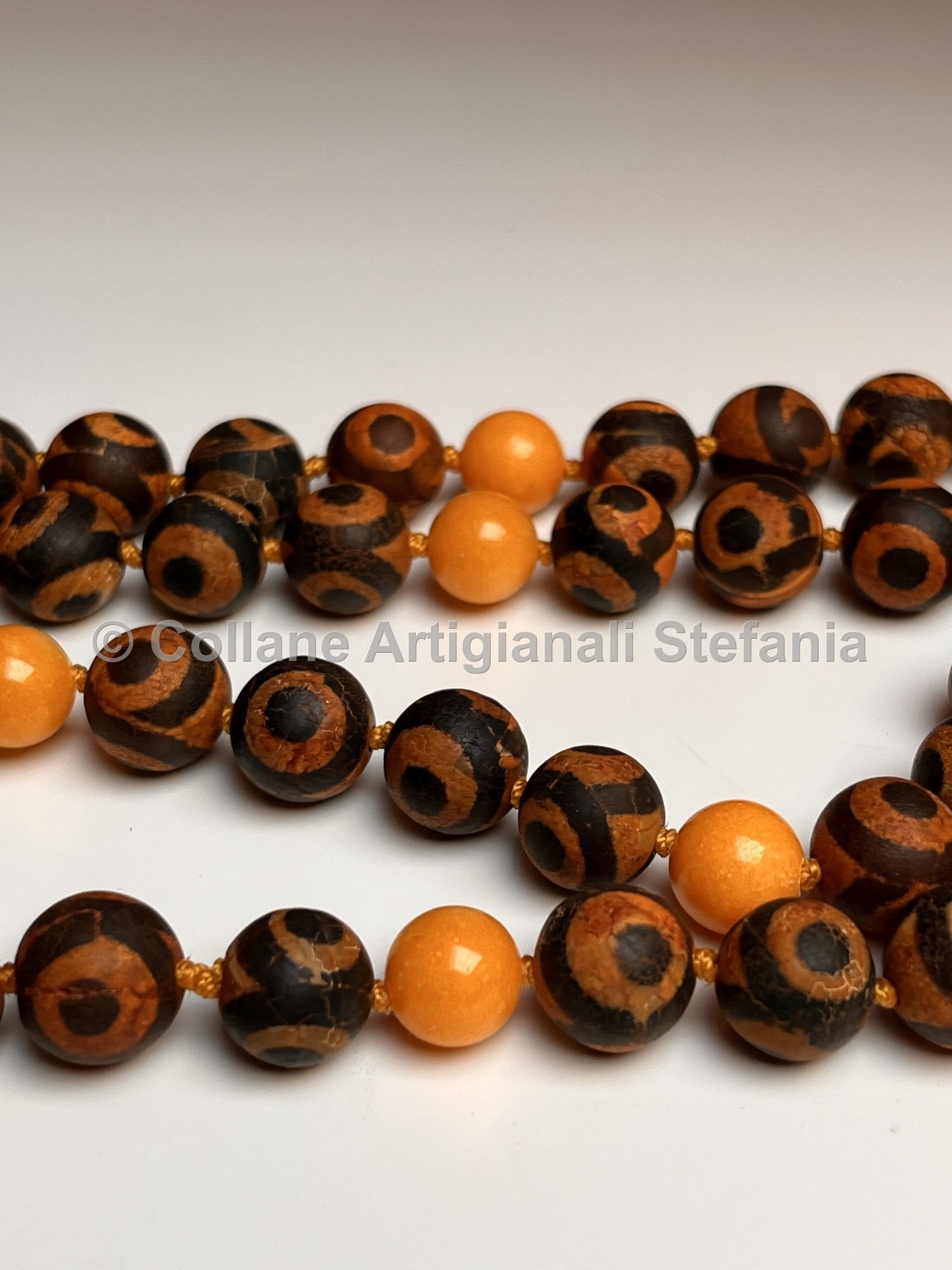 Collana con pietre dure di Agata Tibetana e Calcedonio