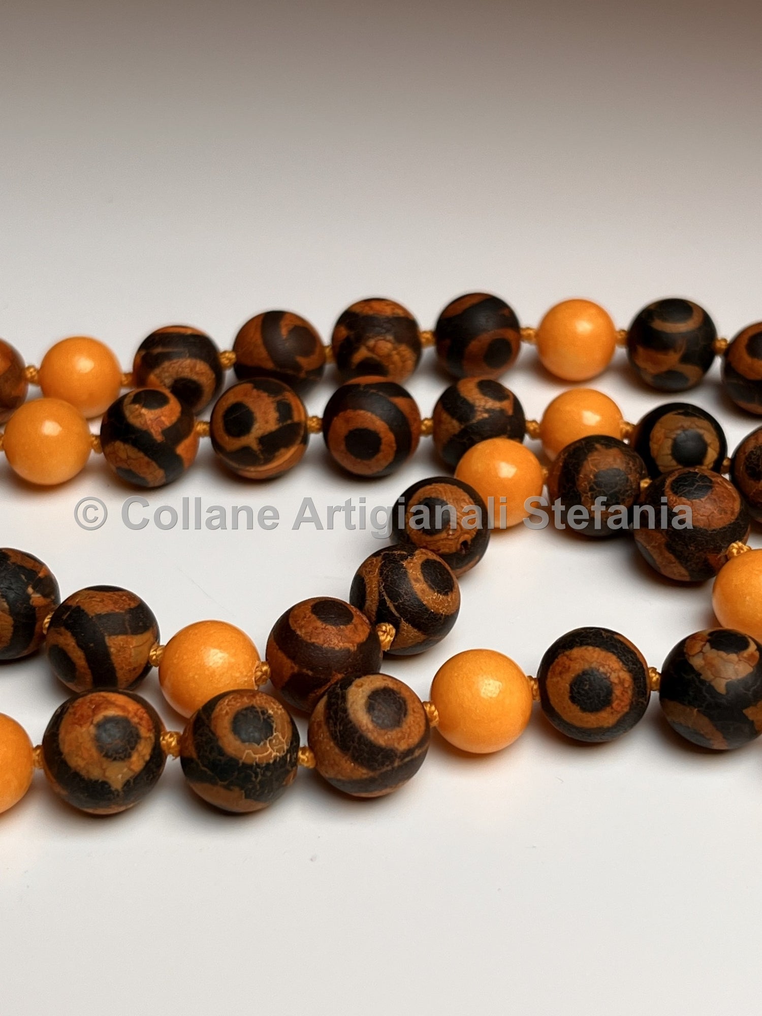 Collana con pietre dure di Agata Tibetana e Calcedonio
