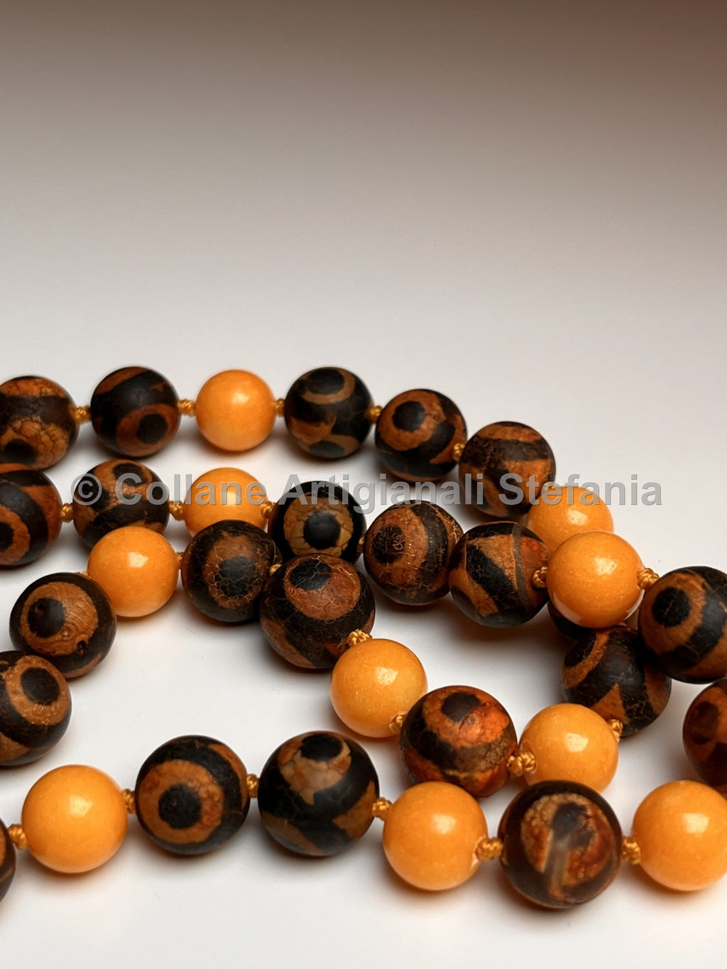 Collana con pietre dure di Agata Tibetana e Calcedonio