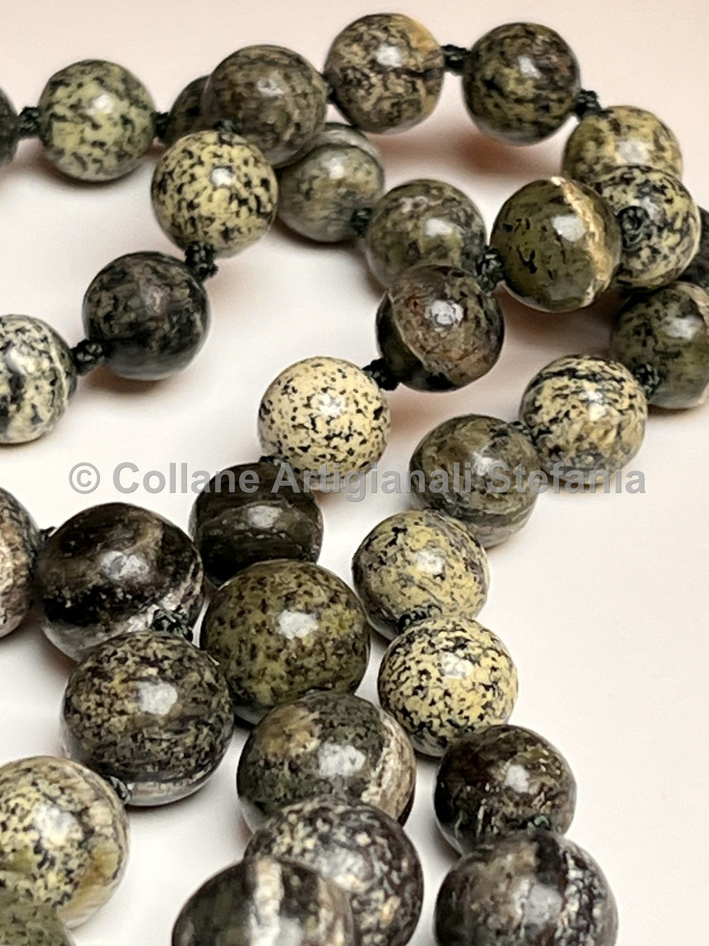 Collana con pietre dure di Diaspro Zebra verde.
