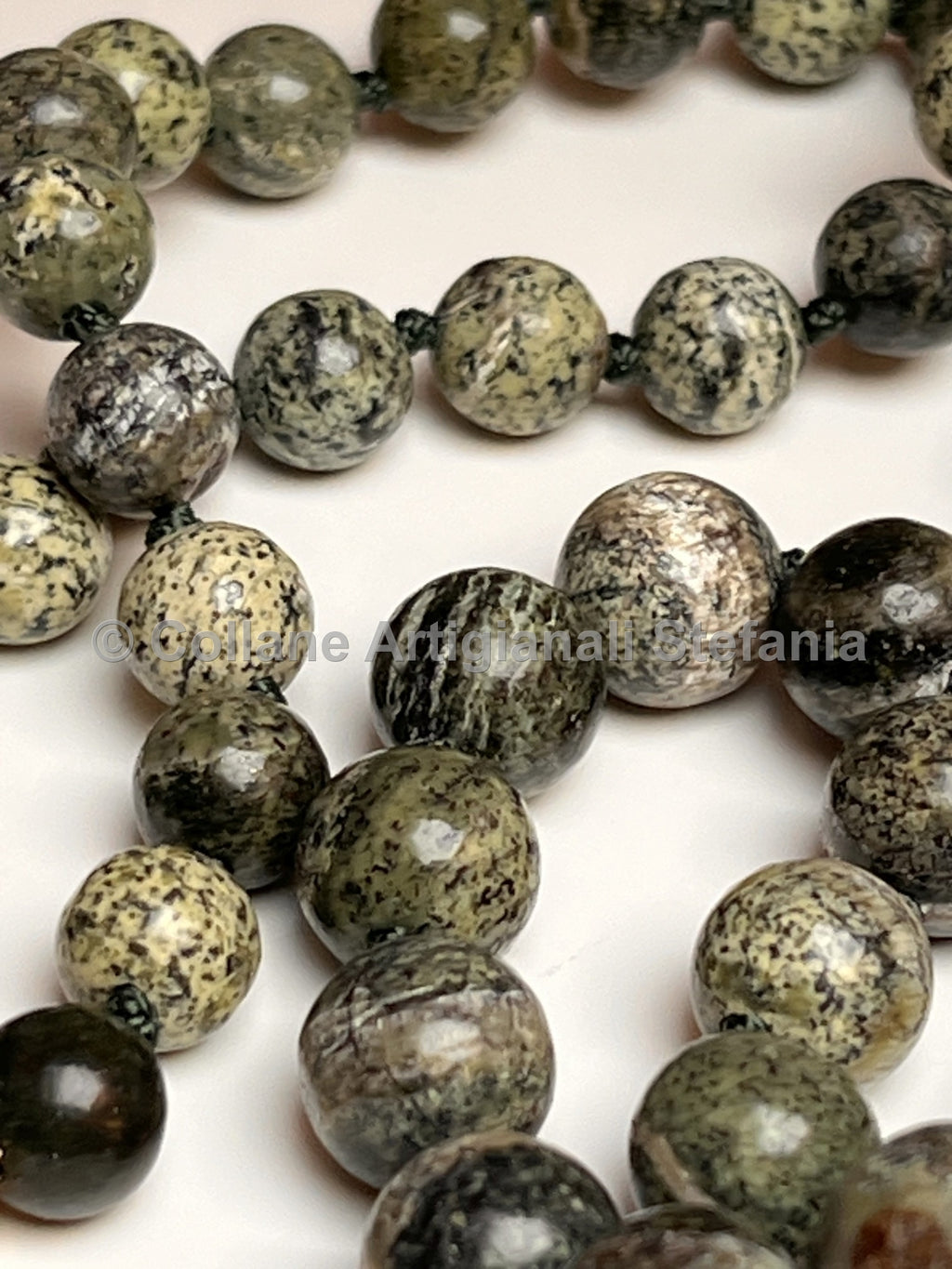 Collana con pietre dure di Diaspro Zebra verde.