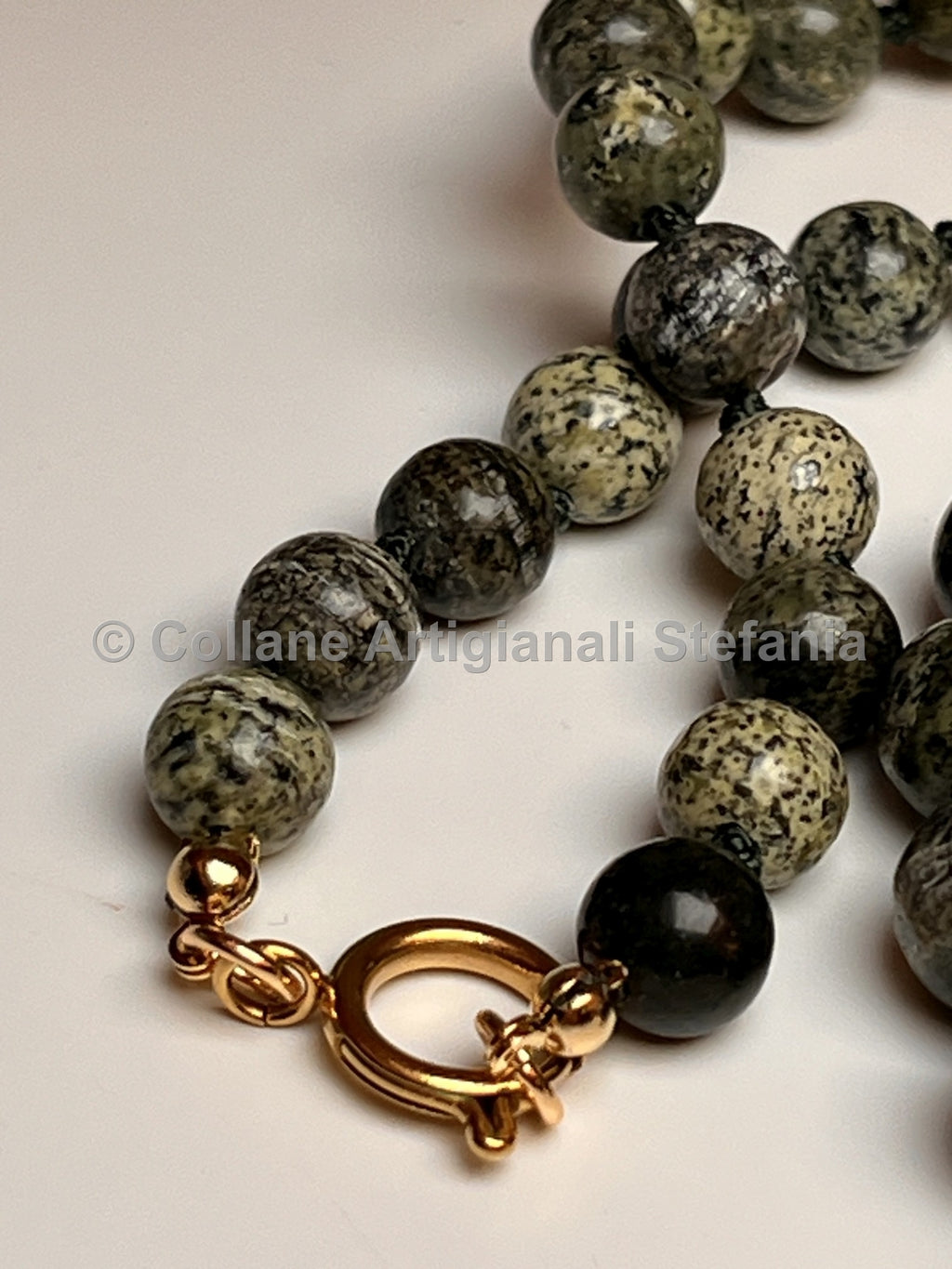 Collana con pietre dure di Diaspro Zebra verde.