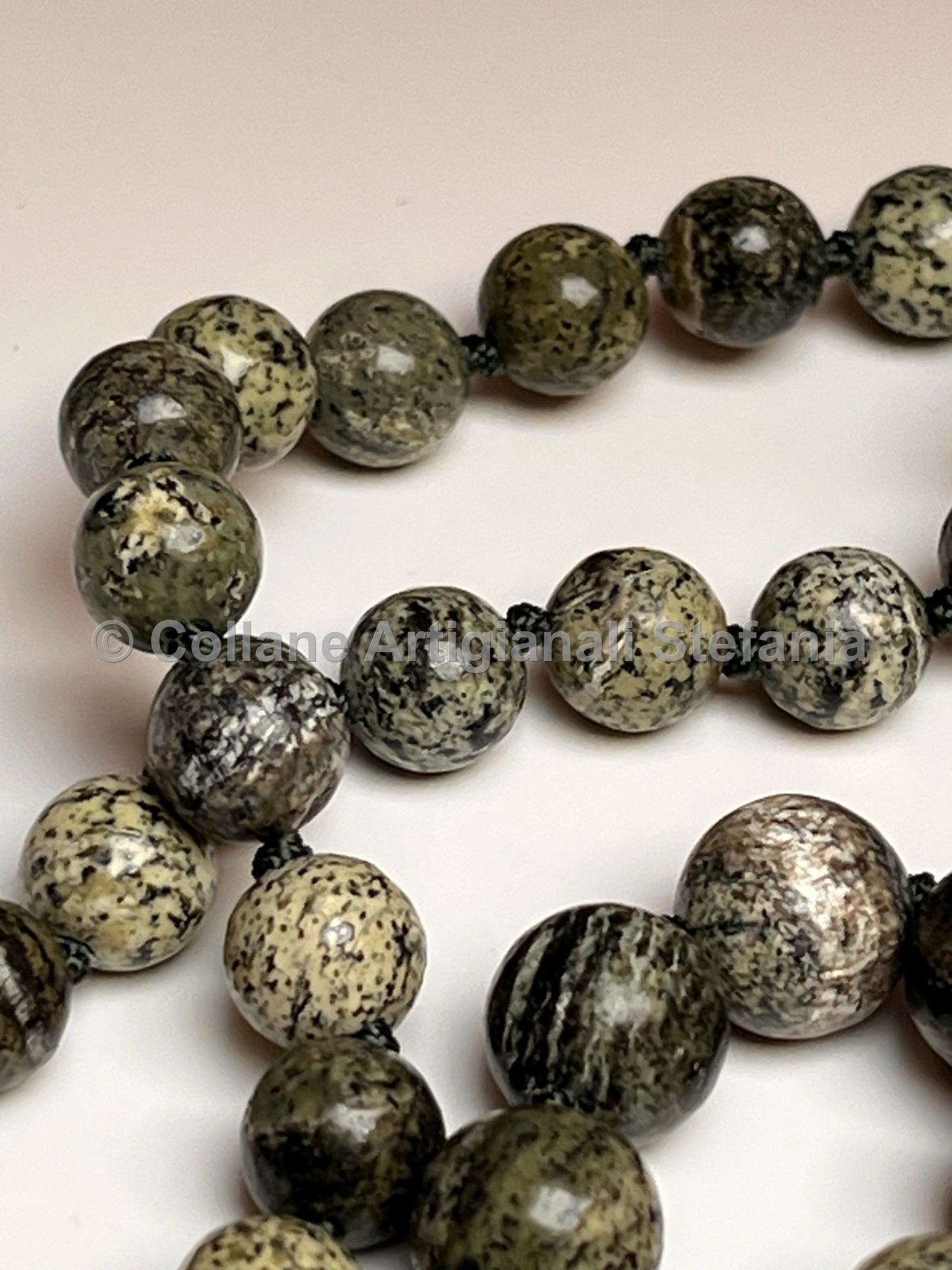Collana con pietre dure di Diaspro Zebra verde.