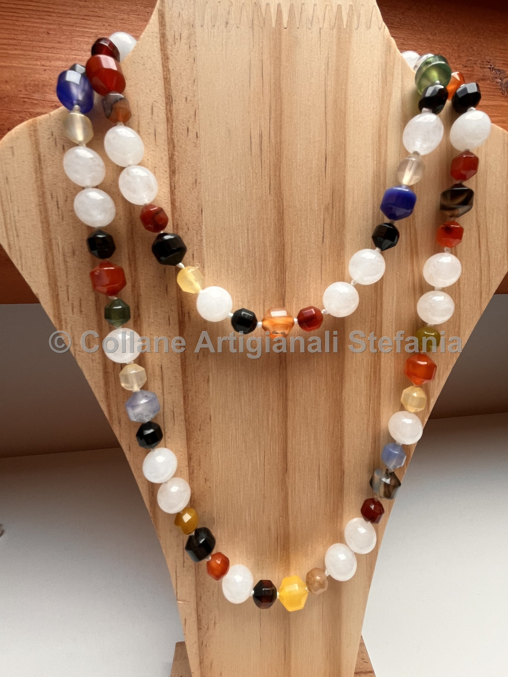 Collana con pietre dure di Calcedonio bianco e Agata di vari colori.