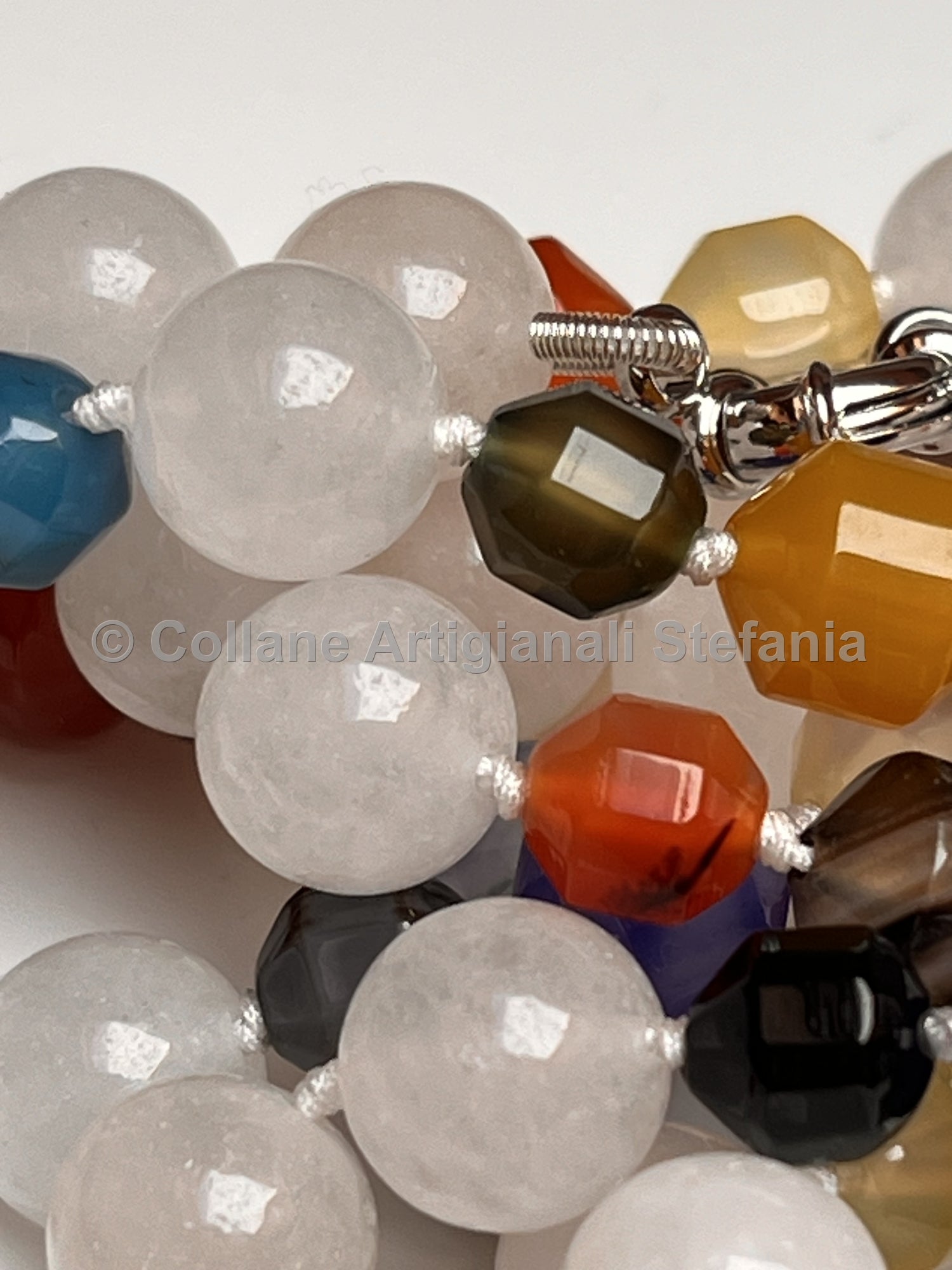 Collana con pietre dure di Calcedonio bianco e Agata di vari colori.