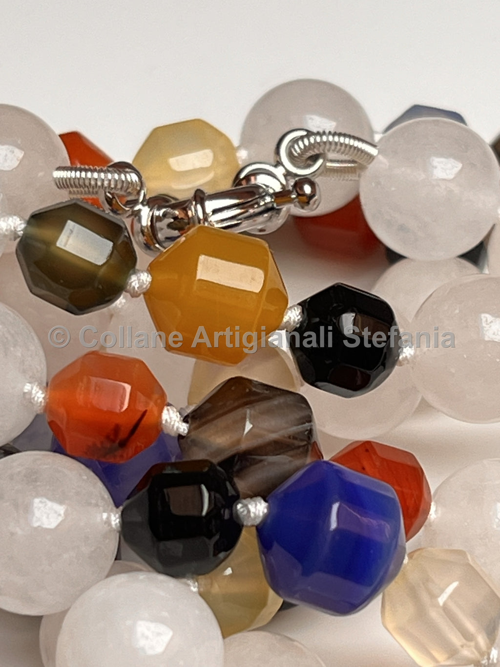 Collana con pietre dure di Calcedonio bianco e Agata di vari colori.