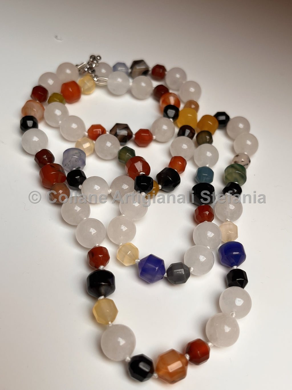 Collana con pietre dure di Calcedonio bianco e Agata di vari colori.